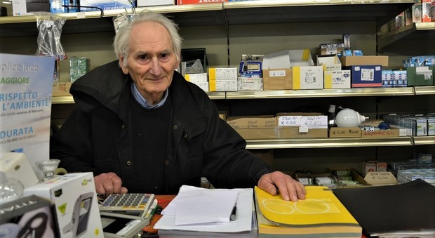 Il commerciante Gastone Colosetti di Fagagna, 86 anni, mai un giorno di ferie