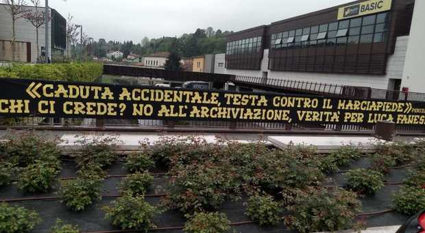 Lo striscione affisso davanti al tribunale di Vicenza