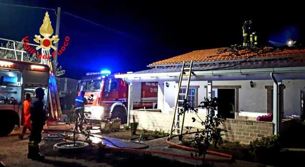 Spaventoso incendio sul litorale di Fondi: distrutto il tetto di una casa a Capratica