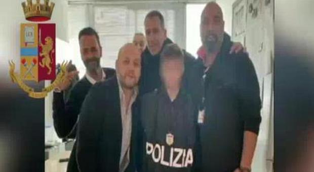 Arrestano lo zio a Fiumicino, bambino resta solo in aeroporto per Natale: un poliziotto lo accoglie a casa sua