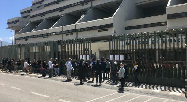 Tribunale di Napoli, soccorsi lenti: «Due donne in ospedale con le auto di famiglia»