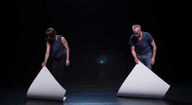 "Morphoses" al museo: la danza con i fogli di carta. Guarda il video