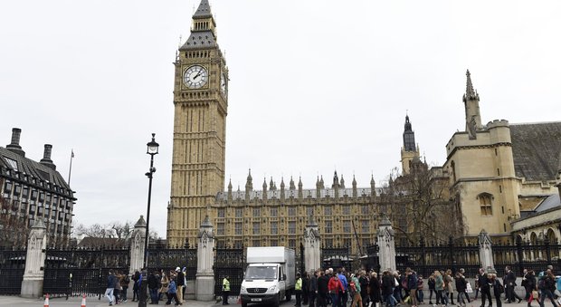 Londra, spari fuori dal Parlamento seduta sospesa, dodici feriti
