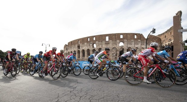 Roma, buche al Giro: Campidoglio sotto tiro per le riparazioni inutili