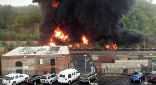 Treno cisterna deraglia e esplode: terrore per la nube tossica in Virginia