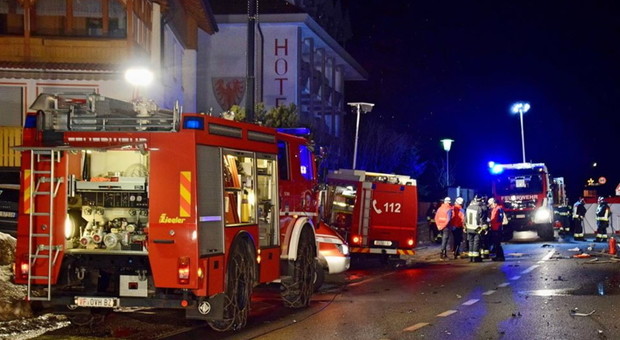 Incidente in Alto Adige, auto travolge turisti a piedi: morti 6 giovani, 11 feriti. Autista positivo all'alcol