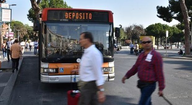 Sciopero 25 ottobre, bus e metro a rischio: orari e fasce di garanzia città per città