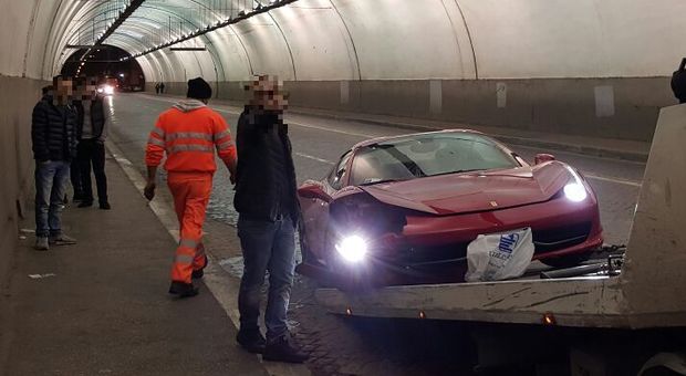 Roma, Ferrari si schianta nel Traforo: l'incidente