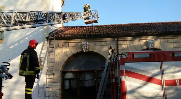 Principio d'incendio nella barchessa della villa del 17. secolo: i pompieri evitano il rogo