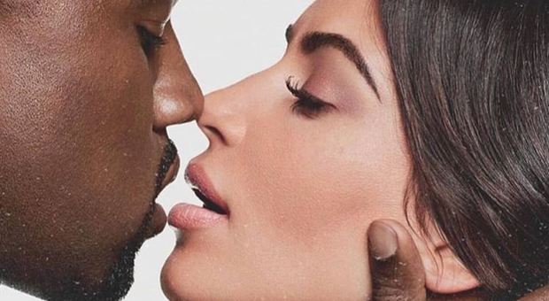 Kim Kardashian e Kanye West, Toscani posta la foto, poi la cancella