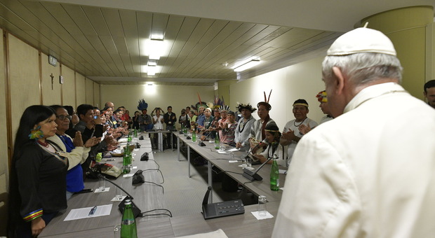 Papa Francesco trascorre un pomeriggio con gli Indios dell'Amazzonia e parla di inculturazione