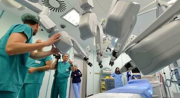 Prostata, chirurgia innovativa a Pisa: tecnica tradizionale combinata a quella robotica