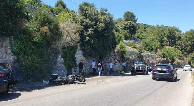 Perde il controllo della moto: centauro 61enne morto a Brindisi dopo aver sbattuto sulla roccia
