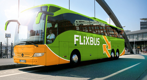 Diciottenne tenta di dirottare il Flixbus per Venezia, poi aggredisce gli agenti