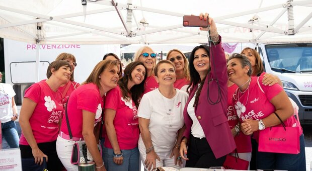Selfie di gruppo con le donne in rosa, al centro Rosanna Banfi con Laura Torrisi