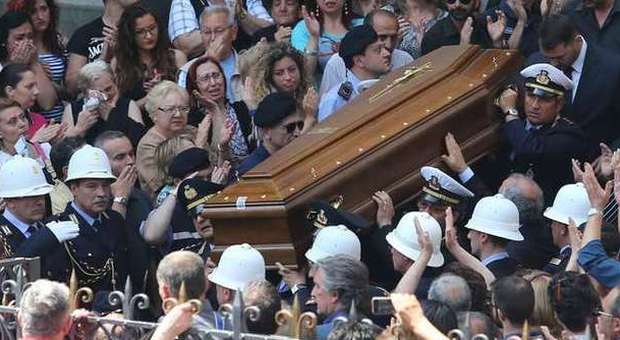 I funerali (Foto LaPresse - Marco Cantile)