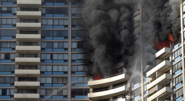 Incendio in un grattacielo a Honolulu, almeno tre morti. "Persone intrappolate"