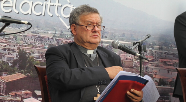 Acerra, il vescovo Di Donna tuona ancora: «Come posso brandire il Vangelo e buttare fuori profughi e immigrati?»