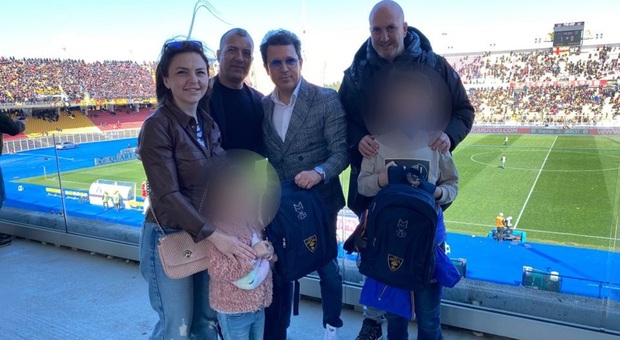 Famiglia ucraina accolta dall'Us Lecce allo stadio "Via del Mare": zaini e gadget per i bimbi