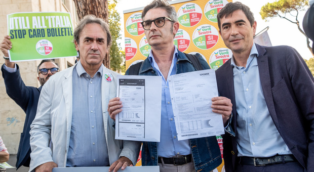 Bolletta da 14.300 euro: ristoratore di Barletta protesta sotto la sede Eni