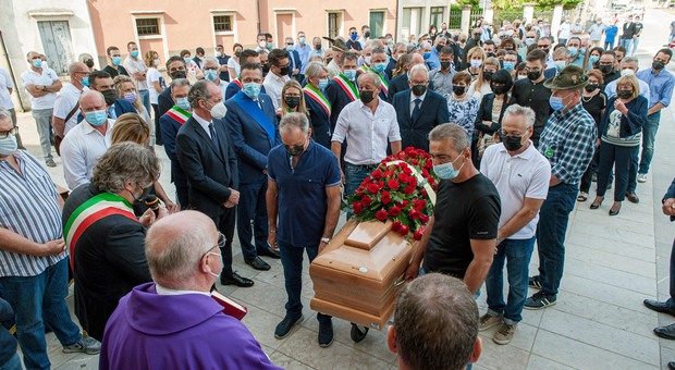 L'addio a Gianluigi Contarin, l'ex sindaco di Riese morto a 59 anni