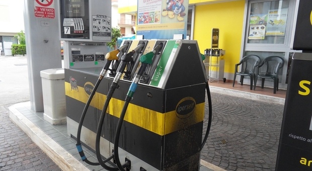 Benzina-record in Puglia: più di due euro per un litro. E rincara anche il carrello della spesa