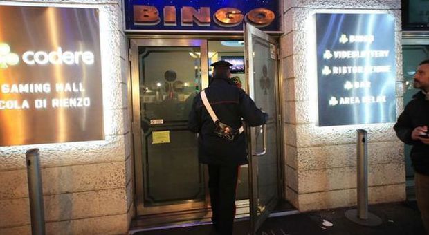Roma, crolla il controsoffitto della Sala Bingo: cinque feriti, grave una donna