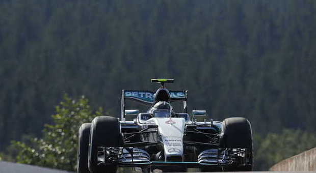 Rosberg più veloce nelle prime libere. Quarto e quinto tempo per le Ferrari