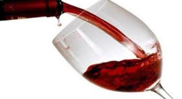 Vino rosso, un bicchiere al giorno allunga la vita, di più è un rischio