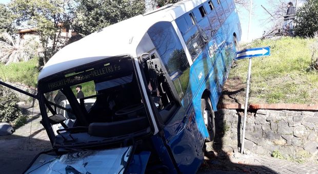 Il bus del Cotral finito fuori strada a Grottaferrata: trasportava 30 ragazzi appena usciti da scuola