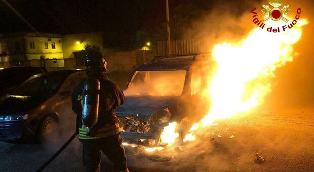 Rogo alla zona industriale: distrutto un Fiat Doblò. Indaga la Polizia
