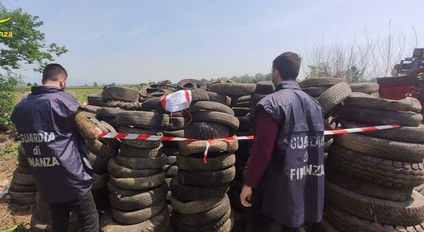 La discarica di pneumatici a Malo nell'azienda agricola