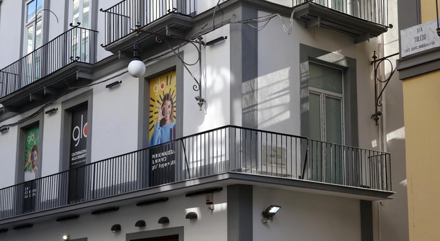 Via Toledo, la targa della strada inglobata nel balcone abusivo: «Da anni nessun intervento»
