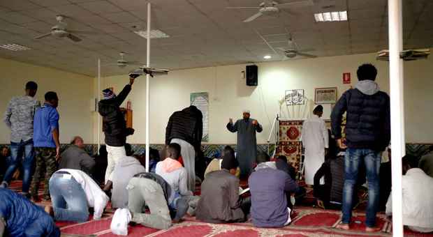 Fedeli in una moschea (foto d'archivio)