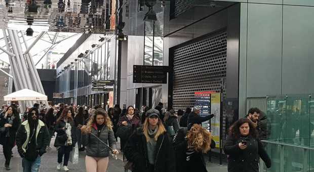 Napoli, la metropolitana si ferma ancora: chiusa la stazione di piazza Garibaldi, protestano i pendolari