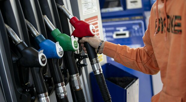 Benzina e diesel, sconto di 30 centesimi fino al 2 agosto: firmato il decreto