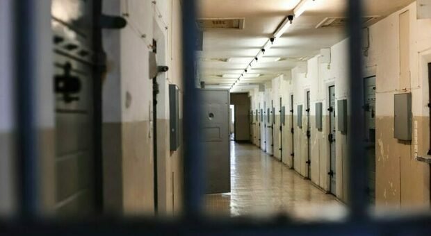 Blitz al carcere di Poggioreale, sequestrati droga e cellulare a due detenuti napoletani