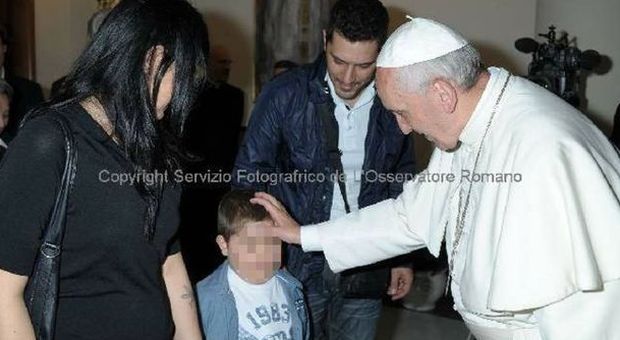 Il piccolo Nicolas con i genitori in visita da papa Francesco