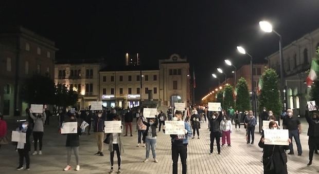 Protesta in piazza a San Donà il 29 aprile