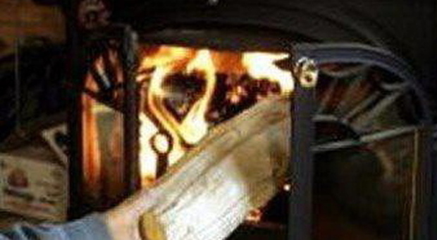 Sedicenne accende la stufa a legna con l'alcol: investito dal ritorno di fiamma, è grave