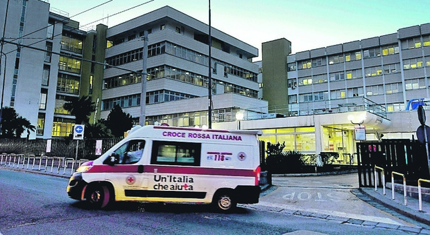 Napoli, caos al pronto soccorso Cardarelli: il reparto Obi «sloggia» i malati Covid
