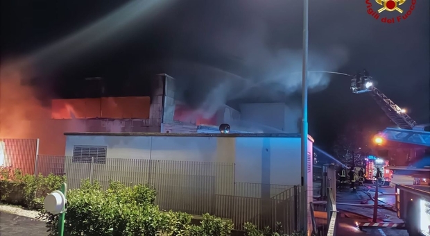 Fermo, fiamme in una fabbrica di prodotti da forno: sul posto 12 mezzi dei Vigili del Fuoco