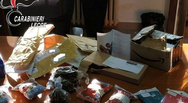 Centinaia di pacchi e lettere “rubati”: arrestata dipendente delle Poste. In manette anche il figlio
