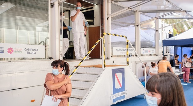Vaccini Covid in tour a Caserta, l'Asl scommette sul truck