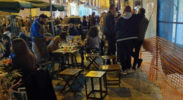 Guerra sui tavolini in strada ad Aversa