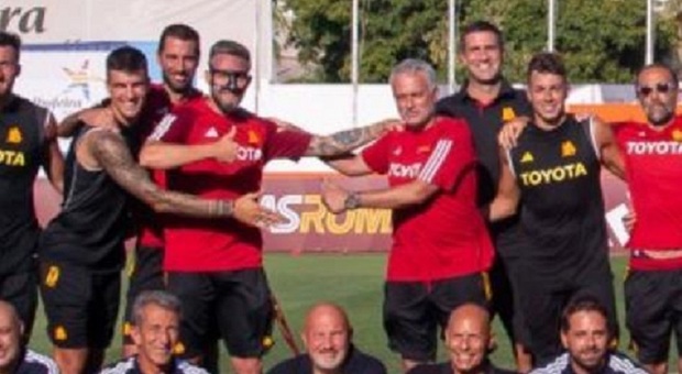 Roma, Mourinho abbraccia l'uomo... invisibile. Tifosi sui social scatenati: «È l'attaccante che non c'è»