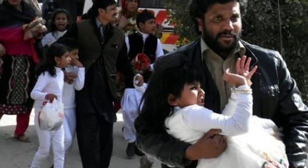 Pakistan, kamikaze si fanno esplodere in una chiesa cristiana: almeno 7 morti