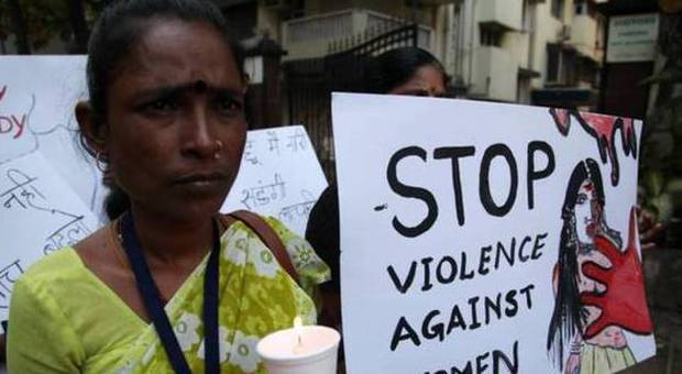 Orrore senza fine in India, altre donne violentate e impiccate