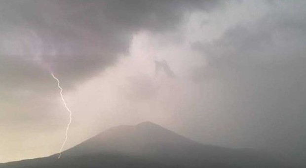 Vesuvio, un fulmine colpisce un 14enne sordomuto che non aveva sentito le grida di allerta: gravissimo