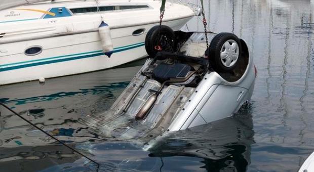 «Abbiamo dimenticato il freno a mano» e finiscono con l'auto in mare: salvi due ragazzi